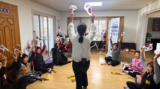 경남고성군, 고성읍지역사회보장협의체는 18일 독실마을경로당에서 ‘행복찾는 소식통, 움직이는 복지관’을 운영했다/고성군