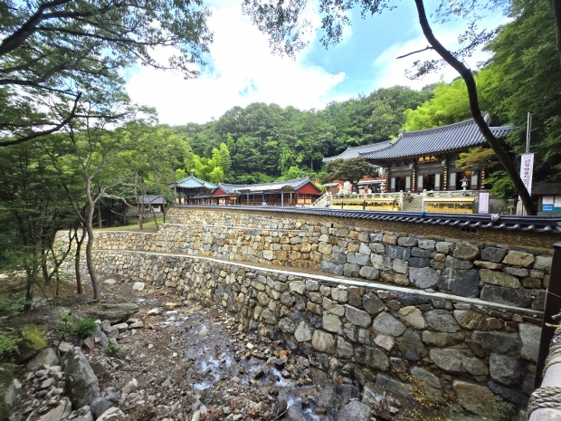 홍룡사 대웅전 석축정비 현장/사진 양산시