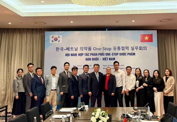 왼쪽에서 7번째부터 현대바이오 정진환 부사장, 최재훈 해외 개발 고문, 팜 트 찌에우 회장, 호앙 쑤언 안 부총괄이사, 흐잉 티 응옥 응언 의약품등록실장. (제공= 현대바이오)