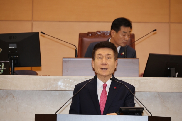 이강덕 포항시장은 1일 제327회 제2회 정례회에서 시정연설에 나섰다