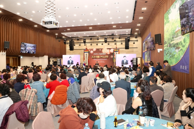고성문화원, 2025년 송년 페스티벌 문화학교 강좌에 참여한 700여 명의 군민 가운데 주요 프로그램 수강생 400여 명이 행사장을 가득 메웠다/고성군