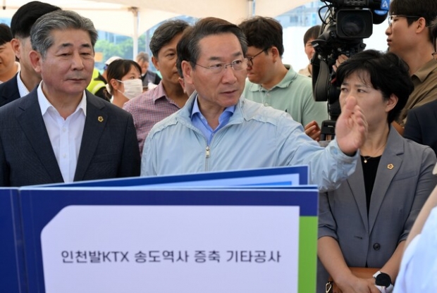유정복 인천시장이 29일 송도역에서 오는 2026년 12월 개통 예정인 ‘인천발 KTX 직결사업’ 진행 상황을 점검하고 있다.jpg