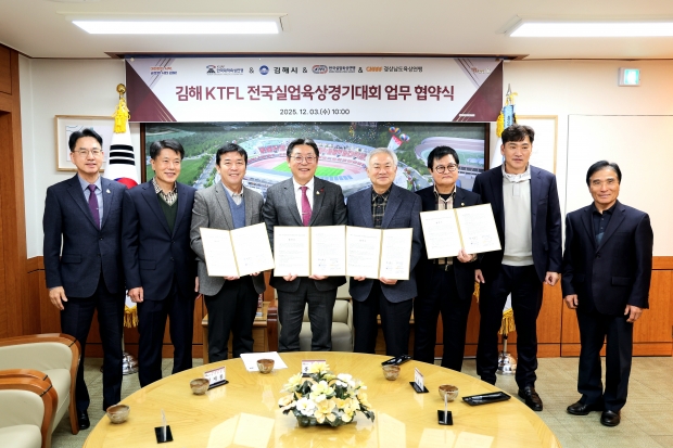 왼쪽부터 김재한 교육체육국장, 신형식 김해시육상연맹 회장, 김재룡 한국실업육상연맹 수석부회장, 홍태용 김해시장, 이창준 한국대학육상연맹 회장, 유헌태 경남육상연맹 부회장, 박장우 한국실업육상연맹 부회장, 강경문 한국대학육상연맹 부회장-기념촬영/사진 김해시 제공