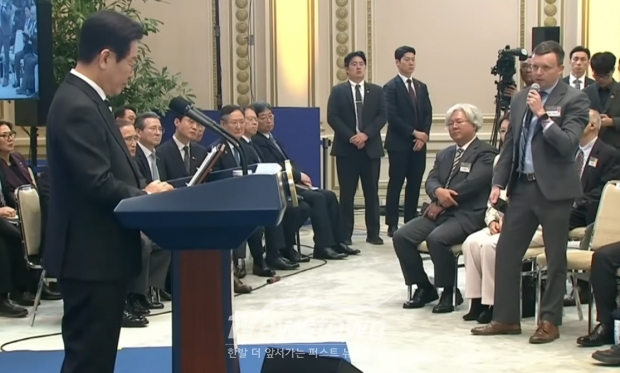 이재명 대통령의 외신기자 회견에서 북한에 억류된 국민에 대해 질문하는 NK뉴스 기자/대통령실 영상 캡처