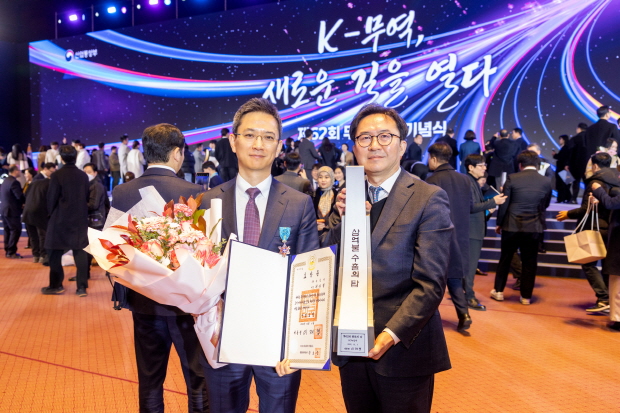 수상 후 기념사진 촬영중인 허은철 GC녹십자 대표(좌), 이우진 GC녹십자 글로벌사업본부장(우)