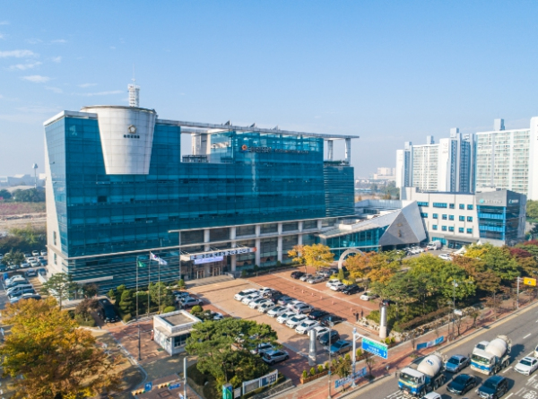 옹진군은 2026년 지적재조사 사업 대상으로 백령면 소갈동지구(258필지, 면적 167,811㎡)를 지정하고 국비 5,200만 원을 확보해 사업을 실시할 예정이라고 밝혔다.지적재조사 사업은 토지의 실제 현황과 일치하지 않는 지적공부를 바로잡고, 종이에 기록된 지적을 디지털 지적으로 전환하기 위해 2012년부터 2030년까지 단계적으로 추진되는 국책사업이다. 이번 사업을 통해 타인 소유 토지에 건축물 등이 점유해 발생했던 이웃 간 경계 분쟁을 해소하고, 토지 형상을 정형화해 이용 가치를 높일 수 있을 것으로 기대된다.옹진군은 백령면에서 2017~2018년 연화지구 지적재조사 사업을 완료했으며, 2025~2026년 사곶지구 지적재조사 사업을 추진 중이다. 내년에는 소갈동지구 사업을 실시해 2027년 12월까지 사업을 완료할 계획이다.군 관계자는 “지적재조사 사업이 완료되면 토지경계 분쟁이 해소될 것”이라며 “토지소유자들의 다양한 의견을 수렴해 사업이 성공적으로 마무리될 수 있도록 최선을 다하겠다”고 말했다.