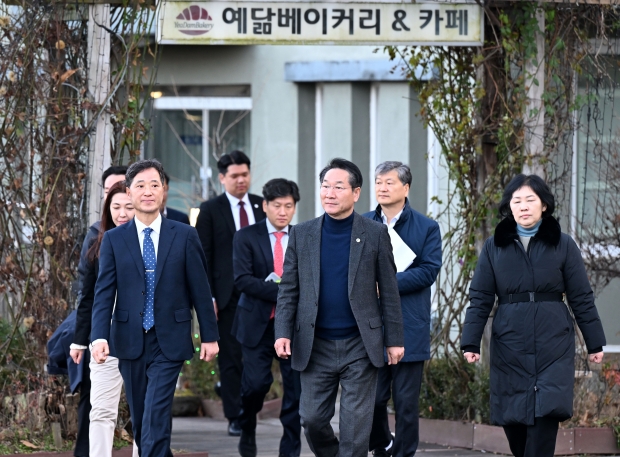 유정복 인천광역시장이 8일 강화군 사회복지법인 예닮에서 김종호 대표이사에게 시설현황 등에 대한 설명을 듣고 있다.