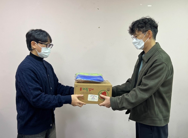 경주시정신건강복지센터가 '따뜻한 겨울나기' 지원사업의 일환으로 등록 회원 가정에 김장김치와 방한용품을 전달하고 있다