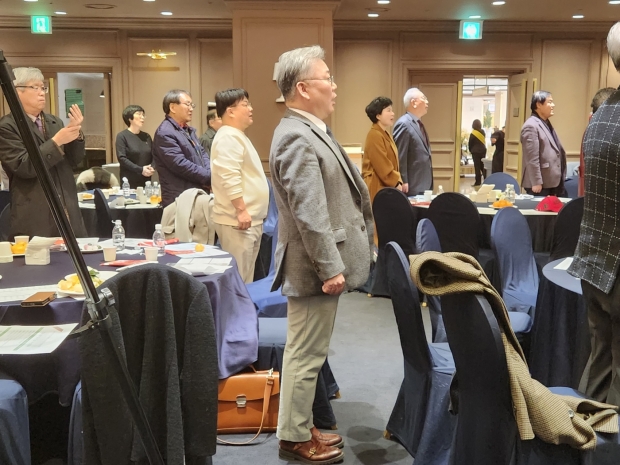 이현준 고문이 국민의례를 하고 있다. 이날 토크쇼에 페널로 참가했다.