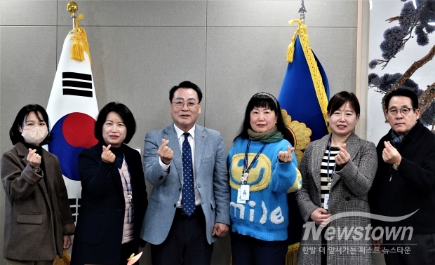 임채호 사무처장(왼쪽 세 번째)이 지난 9일 경기프레스클럽과의 인터뷰를 마친 뒤 밝은 표정으로 기념촬영에 임하고 있다. /김병철 기자<br>
