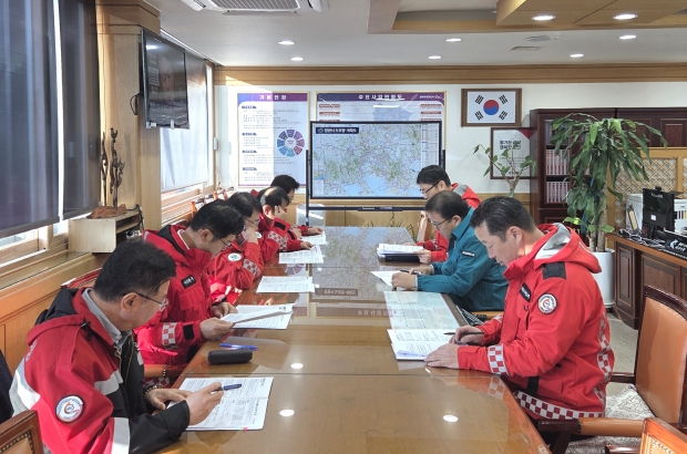 창원특례시가 15일, 장금용 권한대행 주재로 관내 5개 구청장이 참석한 가운데 산불대책회의를 실시했다/창원특례시