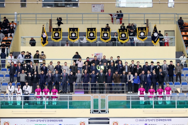 지난 14일 경주실내체육관에서 열린 ‘2025 화랑대기 전국태권도대회’ 개회식에서 주요 내빈과 관계자, 선수들이 한자리에 모여 대회의 성공적인 개최를 기원하며 기념촬영을 하고 있다