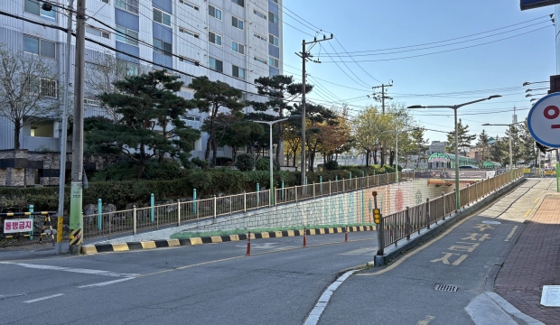 황성동 일원 황성 제2지하차도 상부 구간 전경. 차량은 지하차도를 통해 통행하고, 상부 공간은 보행로와 녹지 공간으로 활용되고 있다.