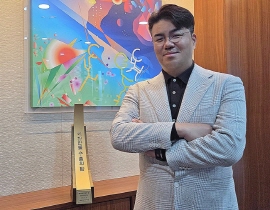 ​유현승 시지바이오 대표가 ‘2000만불 수출의 탑’ 수상패와 함께 기념촬영을 하고 있다.​