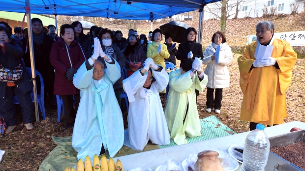 당산제에서 시민들의 건강과 안녕을 기원하고 있다