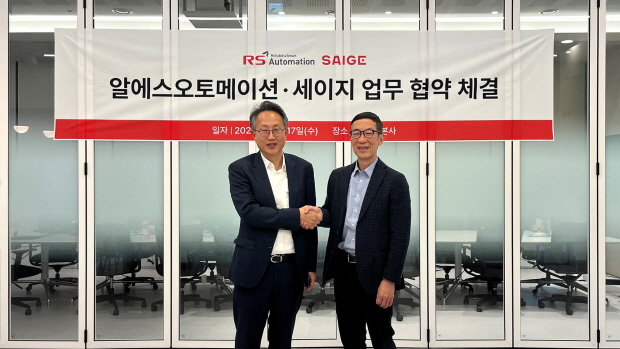 알에스오토메이션 강덕현 대표(좌측)와 세이지 박종우 대표가 피지컬AI 기반 로봇 구동 플랫폼 공동개발을 위한 MOU를 체결했다