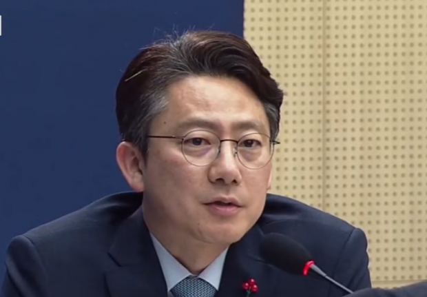농림식품부 업무보고에서 이재명 대통령의 콩 유전자조작(GMO) 현황 질문에 거침없이 답변해 ‘콩GPT’라는 별명을 얻어 차관 발탁 물망에 올랐다가 통계 수치들이 허위로 밝혀져 논란이 된 변상문 식량국장/TV조선 뉴스화면 캡처