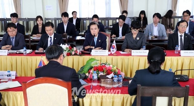 라오스를 방문 중인 김태흠 충남도지사가 지난 12월 18일 비엔티안에 위치한 노동사회복지부 접견실에서 포사이 사아손 장관을 만났다. 김 지사는 “도내 라오스 계절근로자들은 순수하고 성실해 도민들에게 좋은 평가를 받고 있다”고 전했다.