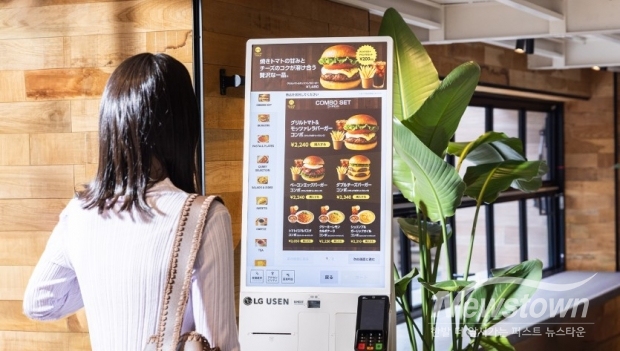 LG전자가 일본 IoT 기반 매장 솔루션 기업 유센(USEN)과 파트너십을 맺고, 이달부터 식당∙카페 등 현지 식음료 매장에 디지털 키오스크를 공급하며 글로벌 시장에서 디지털 키오스크 사업 확대에 박차를 가한다는 방침이다. / 사진=LG전자 제공