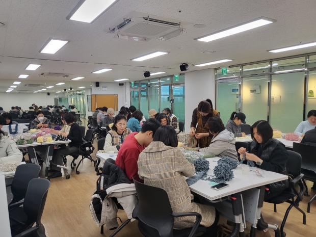고성군종합사회복지관은 12월 20일, 고성군종합복지관 분관 프로그램실에서 ‘사랑의 목도리 나눔행사’를 열었다/고성군