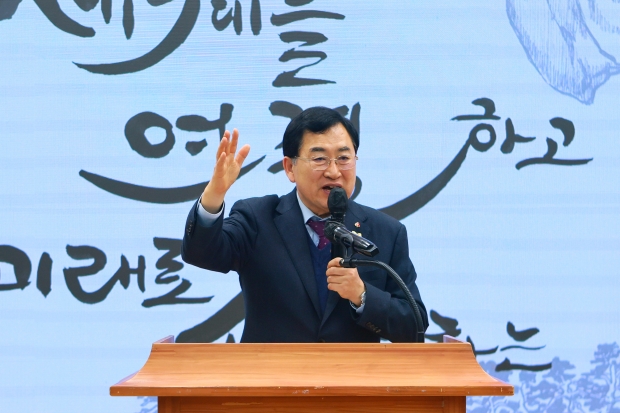 주낙영 경주시장이 19일 시청 대회의실에서 열린 2040년 경주시 도시기본계획 시민참여단 도시 미래상 전달식에서 인사말을 하고 있다