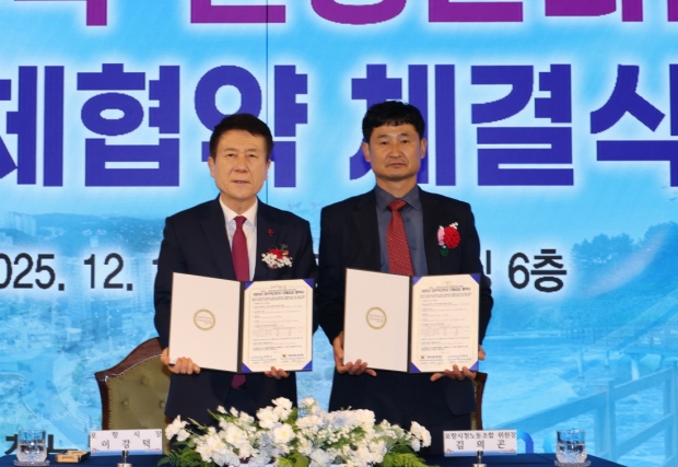 포항시가 19일 시 소속 공무직근로자를 대표하는 포항시청노동조합과 라메르웨딩컨벤션에서 ‘2025년 공무직·환경관리원 단체협약 체결식’을 개최했다.