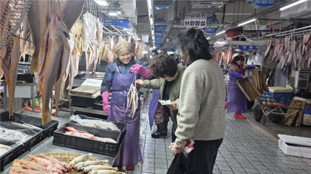 경남고성군이 소상공인의 경영 부담을 덜고, 지역경제 회복의 마중물 역할을 하기 위한 다각적인 지원 정책을 지속 추진한다/고성군