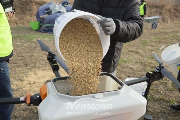 먹이 살포를 위해 드론에 볍씨와 곡물을 담는 자원봉사단(출처=고양특례시청 블로그)