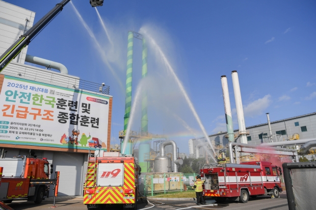 수도권매립지관리공사가 10월 22일 실시한 ‘재난대응 안전한국훈련’에서 화재·폭발 및 유해화학물질 누출 등 복합재난 상황을 가정해 유관기관과 합동으로 초동대응 및 비상대응 훈련을 진행하고 있다.
