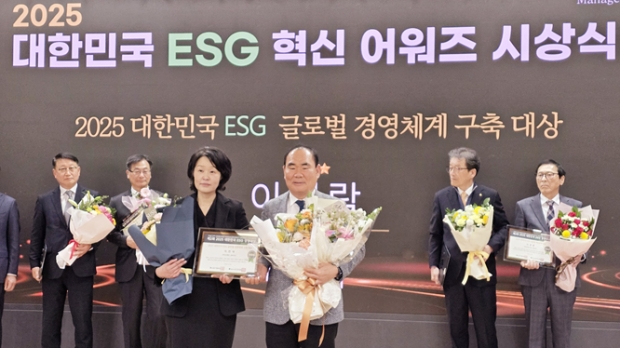 이진락 ㈜유성계전 대표이사가 ‘2025 대한민국 ESG 경영대상’ 시상식에서 글로벌 ESG 경영체계 구축 부문 대상을 수상한 뒤 K-ESG 기준평가원 정순옥 대표원장과 기념촬영을 하고 있다. 사진제공 = KES