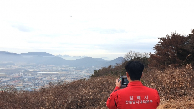 시 산불방지대책본부 직원이 열화상 드론을 활용해 산림 연접지 소각행위를 예찰 하고있는 모습/사진 김해시제공