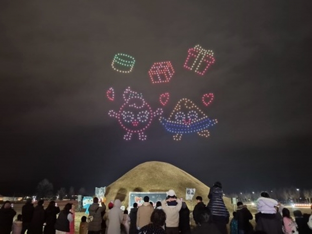 브레드이발소와 함께하는 크리스마스 드론 아트쇼 공연에서 브레드이발소 캐릭터를 형상화한 군집 드론이 연출돼 시민과 관광객들의 큰 호응을 얻고 있다