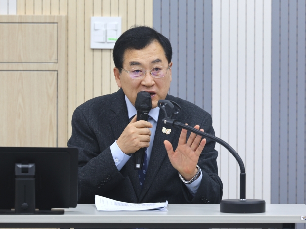 7일 오전 경주시청 대회의실에서 열린 올해 첫 읍면동장 회의에서 주낙영 경주시장이 발언하고 있다.