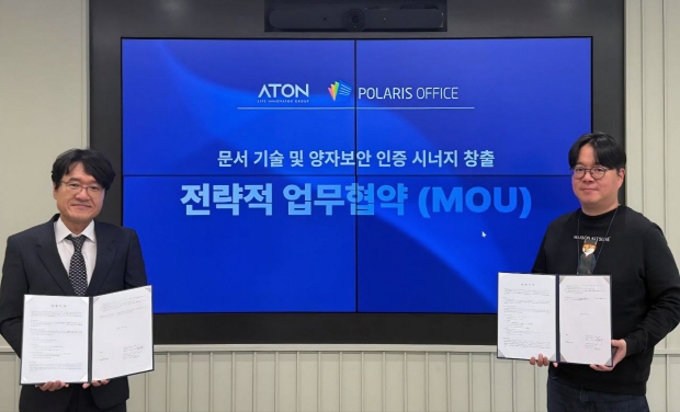 사진=폴라리스오피스 제공) 업무협약식 체결 사진. (우측부터) 이해석 폴라리스그룹 AI총괄, 우길수 아톤 대표