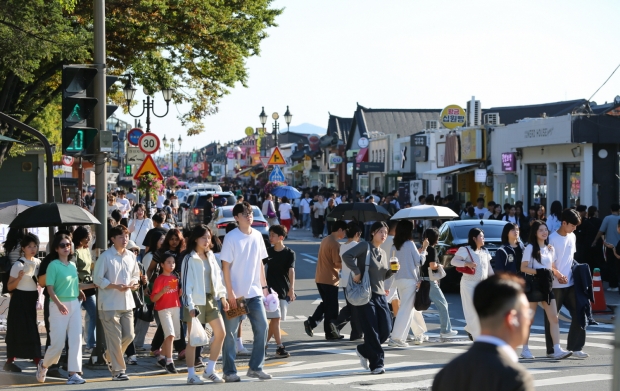 경주 황리단길 일원에서 관광객들이 횡단보도를 건너며 거리를 가득 메우고 있다.