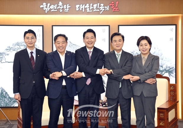 김태흠 충남도지사가 1월 14일 충남도청 접견실에서 장동혁 국민의힘 대표와 대전·충남 행정통합 관련 정책 협의를 진행했다. 김 지사는 “대전·충남이 행정통합을 통해 광역으로 가야 규모 있는 행정이 가능하고, 수도권 일극 체제를 극복할 수 있다”고 강조했다.