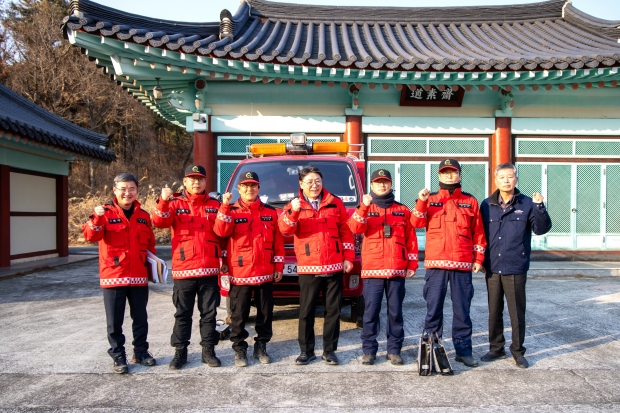 건조한 날씨가 이어지는 가운데 산불방지 활동에 총력을 다하는 대원들을 홍태용 시장이 격려하고있다./사진 김해시제공
