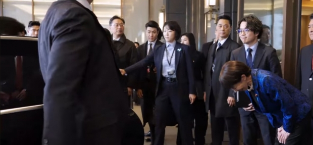 한일 정상회담 장소에 나타난 이재명 대통령에게 폴더인사를 해 화제가 된 다카이치 사나에 일본 총리/MBN 뉴스 캡처