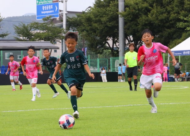 경주시 알천구장에서 열린 유소년 축구 경기에서 선수들이 그라운드를 누비고 있다