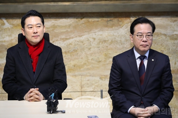 서울 여의도 국회 로텐더홀에서 '더불어민주당 공천 뇌물·통일교 게이트 특검 수용을 촉구하며 단식농성을 한 장동혁 국민의힘 대표(좌)와 송언석 원내대표(우)/국민의힘