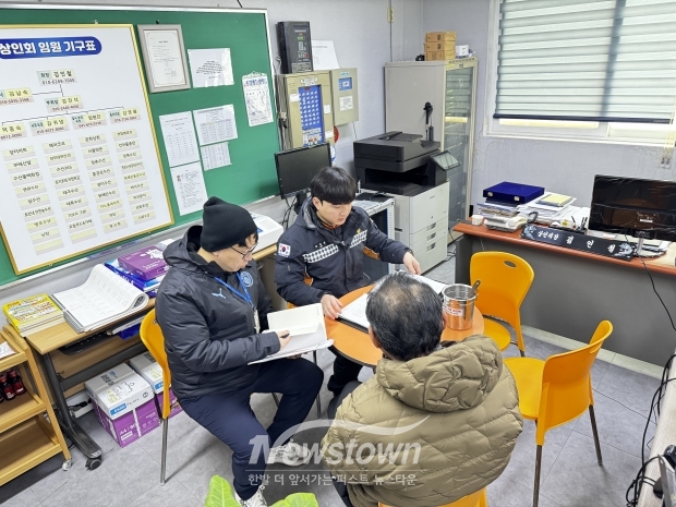 안면도 수산시장 화재예방 컨설팅 중인 태안소방서 직원/태안소방서
