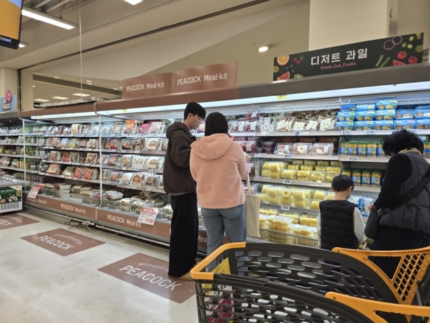 포항시가 지난 5일 설 명절을 앞두고 지역 내 대형유통매장을 대상으로 과대포장 및 분리배출 표시 기준 준수 여부를 한국환경공단과 합동으로 점검하고 있다.
