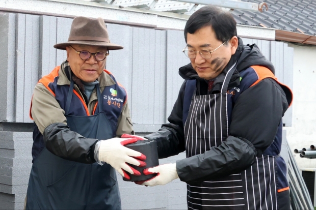 경주시가 위기 가구를 찾아 연탄 전달 등 생활 지원을 진행하며 촘촘한 복지안전망 구축에 나서고 있다