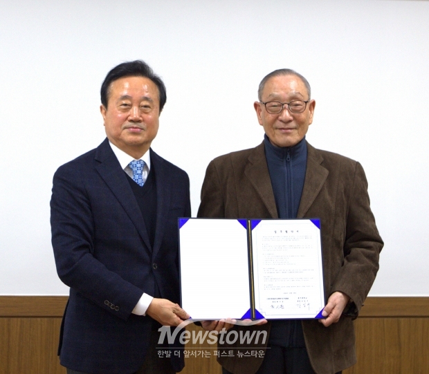 호서대학교가 한국PCB&반도체패키징산업협회와 지난 2월 9일 호서대 아산캠퍼스에서 반도체 패키징 인재양성과 공동 연구 협력을 위한 업무협약을 체결했다. 사진) 좌측부터 최시돈 회장, 강일구 총장