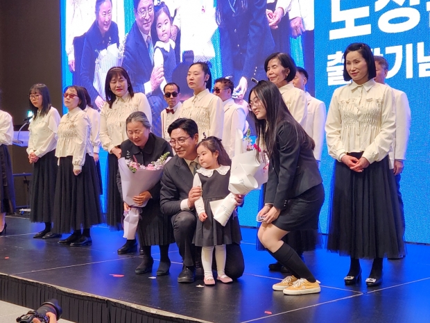 이날 도성훈 인천시교육감과 강순원 한신대 교수가 어린이에게 축하 꽃다발을 선사 받았다.