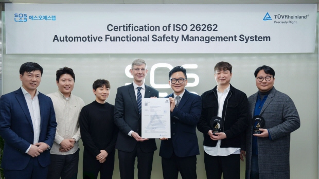 에스오에스랩 ISO 26262 인증 획득 수여식(자료제공=에스오에스랩)설명: (왼쪽부터) 노진표 티유브이 라인란드 이사, 마웅식 티유브이 라인란드 책임, 정인철 티유브이 라인란드 선임, 프랭크 주트너(Frank Juettner) 티유브이 라인란드 대표이사, 임찬묵 에스오에스랩 전무이사, 권순욱 에스오에스랩 전임연구원, 육성일 에스오에스랩 책임연구원