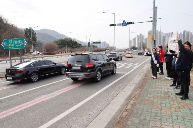 귀성객 차량에 손인사를 건네는 나동연 양산시장/사진 양산시제공