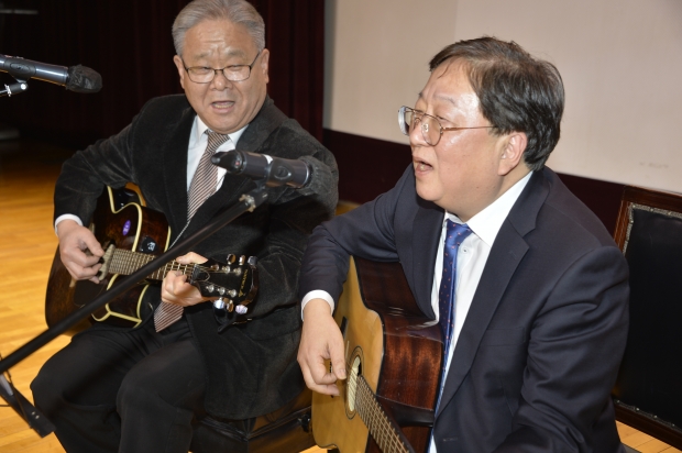 ▲ 기타 치며 아침이슬을 친구 한동수 목사와 같이 합창하는 서원선 검단구청장 출마 선언자