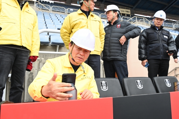 부천시 점검단이 부천FC1995 홈 개막전을 대비해 부천종합운동장 좌석을 꼼꼼하게 살피고 있다.
