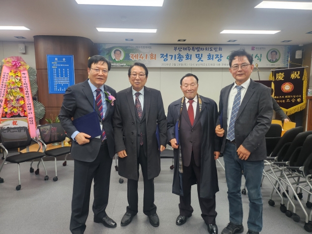 수여자 좌측으로부터 강명천, 허영배, 양태룡, 김대현